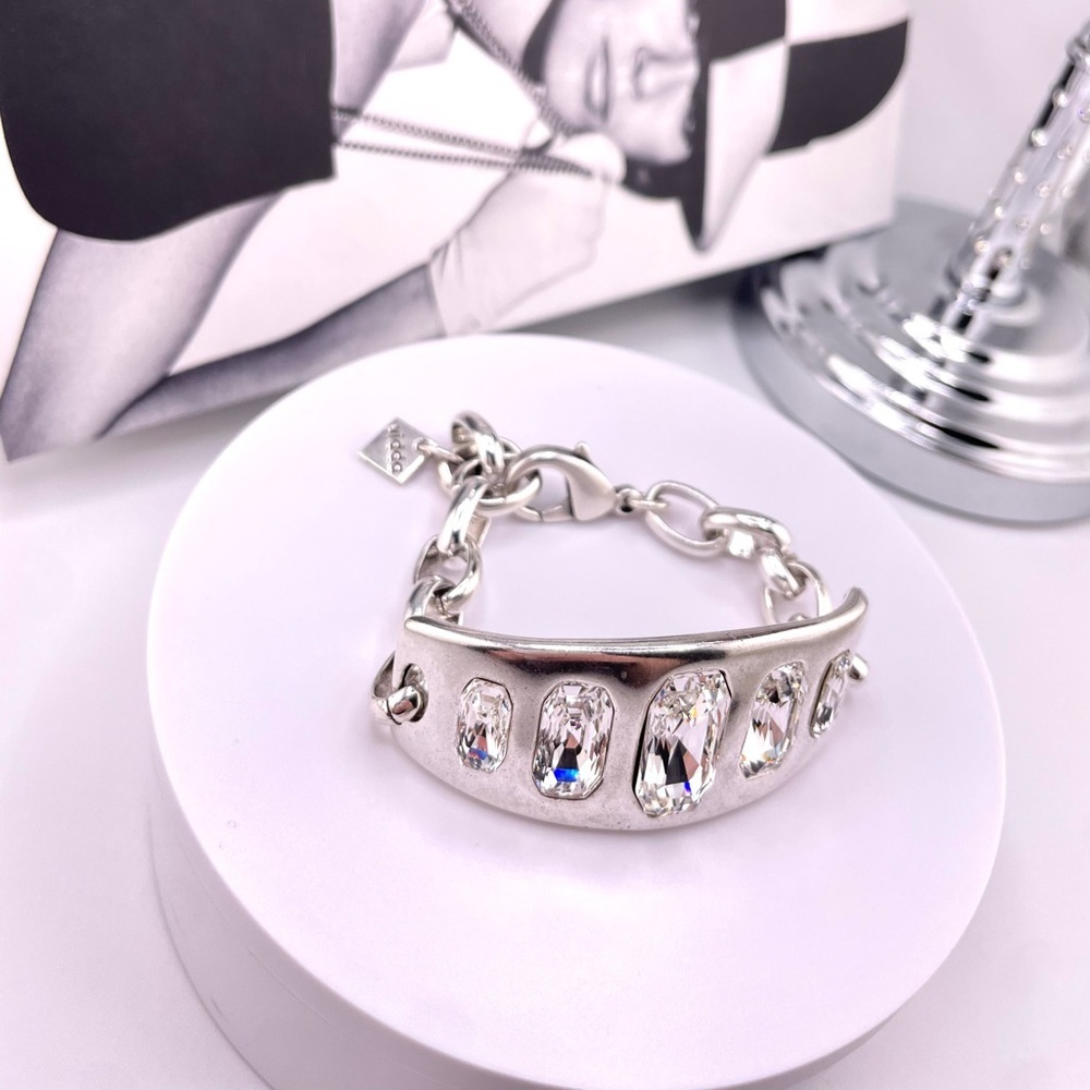 Silver plated chain bracelet with central plaque with five